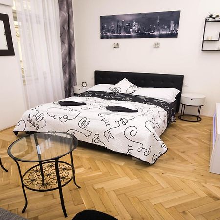 Black & White Apartment Prague By Wenceslas Square And Muzeum Exterior foto